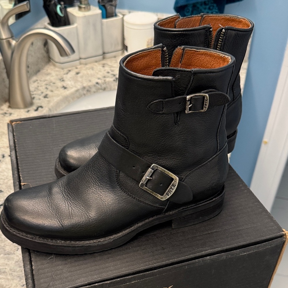 FRYE AND CO. Veronica Black Ankle Booties 6in.